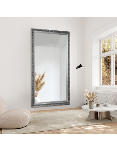 Zrkadlo v bohatom ornamentálnom ráme... Zrkadlo v bohatom ornamentálnom ráme...