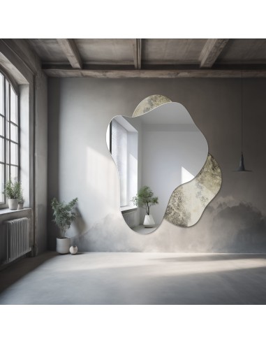 Nepravidelné zrkadlo na zostarutom...