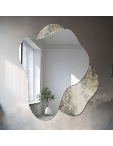 Nepravidelné zrkadlo na zostarutom...