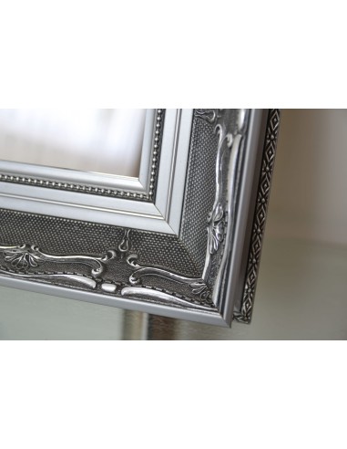 Zrkadlo v ozdobnom striebornom ráme -... Zrkadlo v ozdobnom striebornom ráme -...