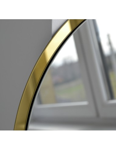 Okrúhle zrkadlo v ráme so zlatým...