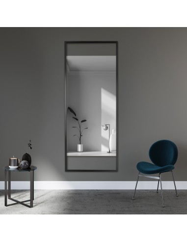 Zrkadlo v čiernom ráme s otvorenými...