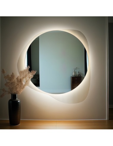 Zrkadlo na ornamentálnom skle...