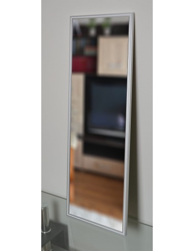 Zrkadlo v jemnom dekoratívnom... Zrkadlo v jemnom dekoratívnom...