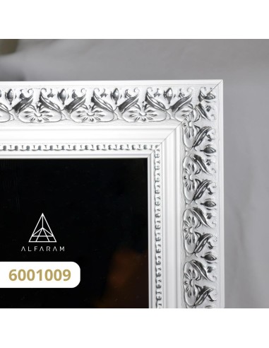 Zrkadlo v bohatom ornamentálnom ráme... Zrkadlo v bohatom ornamentálnom ráme...