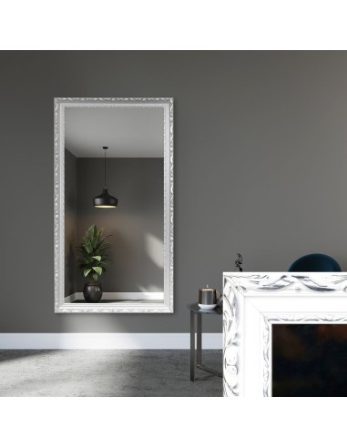 Zrkadlo v bielom drevenom ozdobnom...