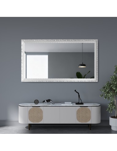 Zrkadlo v bielom drevenom ozdobnom...