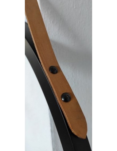 Okrúhle zrkadlo v čiernom matnom ráme...