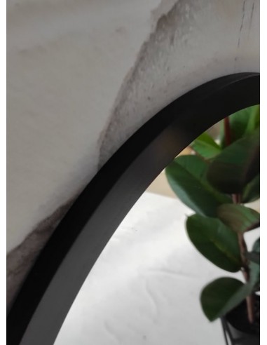 Oválne zrkadlo v matnom čiernom ráme...