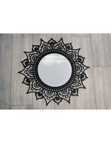 Dekoratívne zrkadlo v ažúrovom ráme...