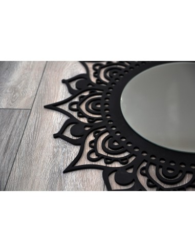 Dekoratívne zrkadlo v ažúrovom ráme...