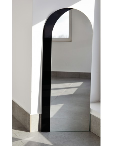 Polovičné oválne zrkadlo s dekoratívnym čiernym lakobelom - KOSMA