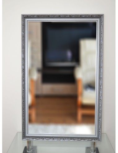 Zrkadlo v ozdobnom striebornom ráme -... Zrkadlo v ozdobnom striebornom ráme -...