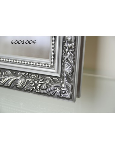 Zrkadlo v bohatom ornamentálnom ráme... Zrkadlo v bohatom ornamentálnom ráme...