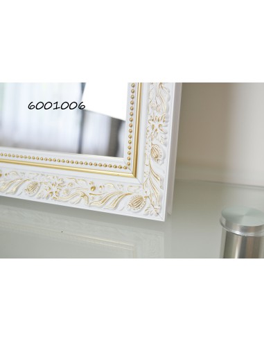 Zrkadlo v bohatom ornamentálnom ráme... Zrkadlo v bohatom ornamentálnom ráme...