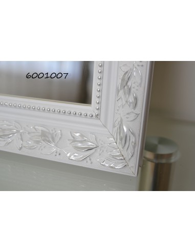 Zrkadlo v bohatom ornamentálnom ráme... Zrkadlo v bohatom ornamentálnom ráme...