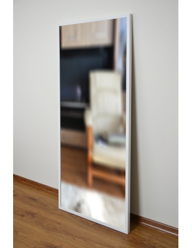 Zrkadlo v jednoduchom elegantnom ráme... Zrkadlo v jednoduchom elegantnom ráme...