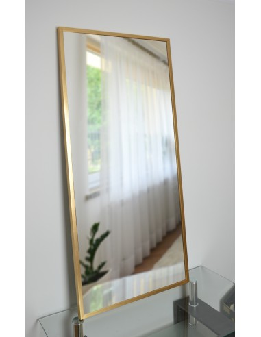 Zrkadlo v jednoduchom elegantnom ráme... Zrkadlo v jednoduchom elegantnom ráme...