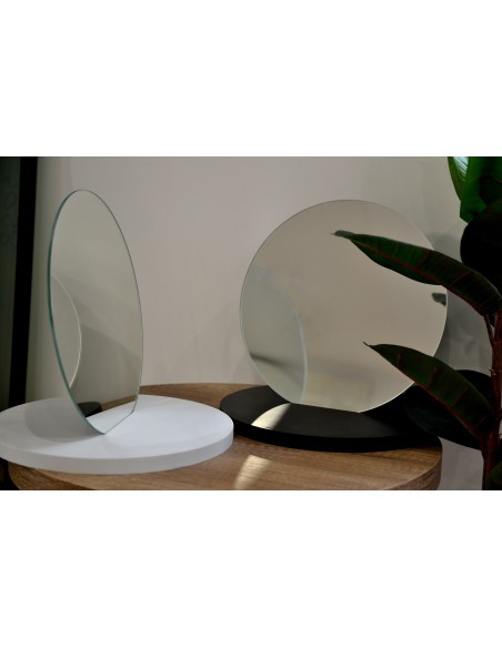 Dekoratívne okrúhle kozmetické zrkadlo na stojane - BLUM III