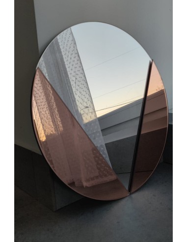 Okrúhle dekoratívne zrkadlo s medenou...