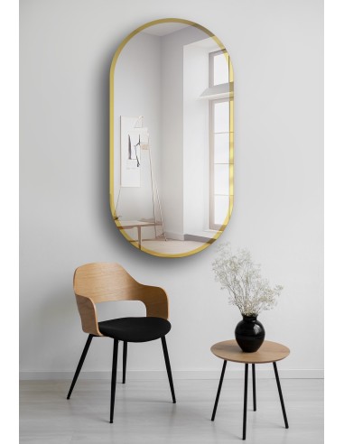 Oválne zrkadlo v zlatom lesklom ráme...