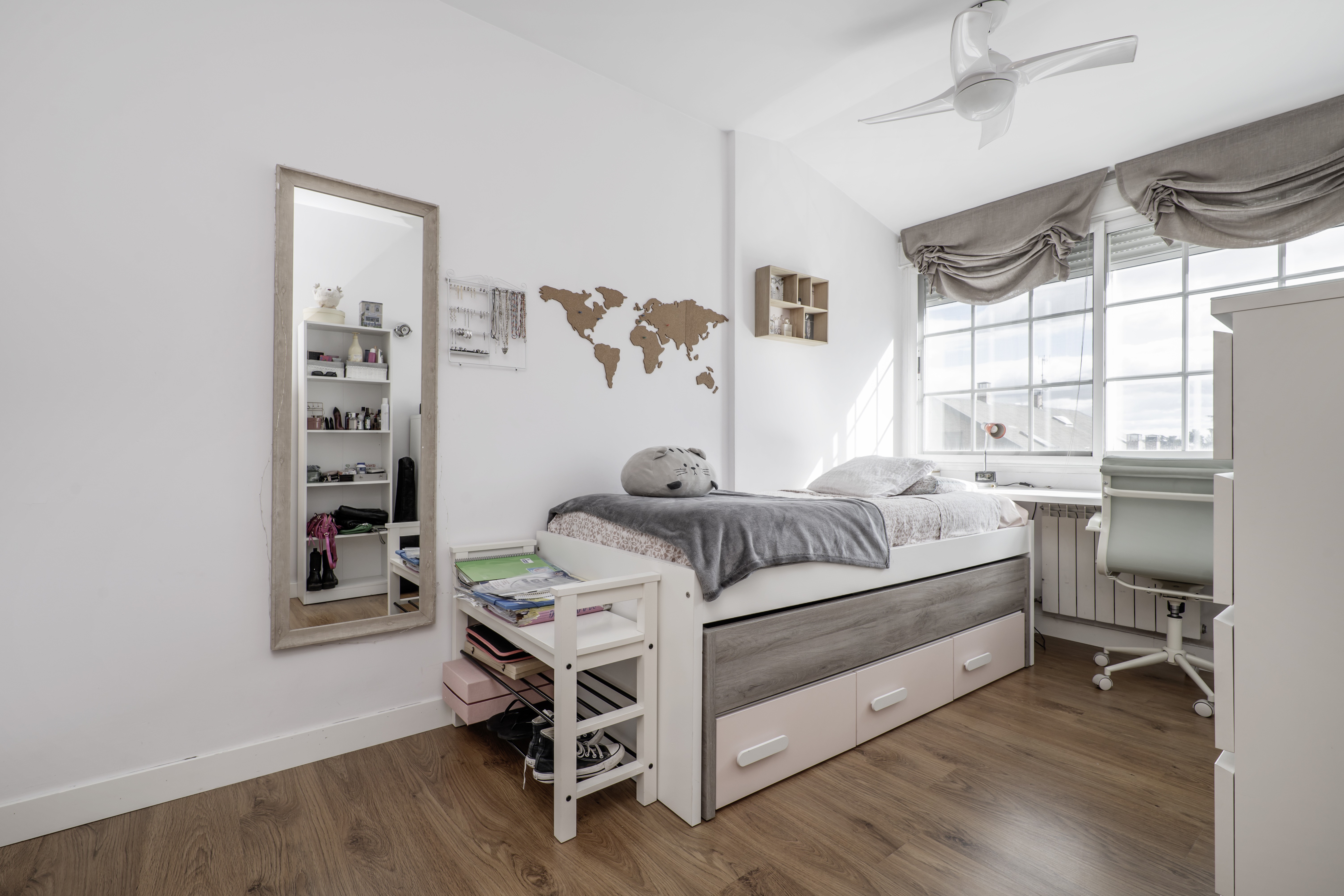 Kreativní pokoj pro teenagera s využitím zrcadla